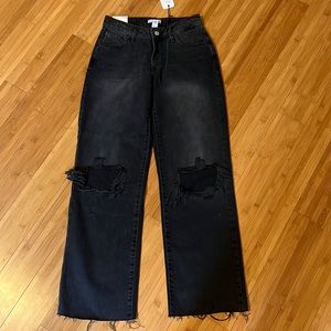 *Brand new with tags* Distressed Jeans 🖤